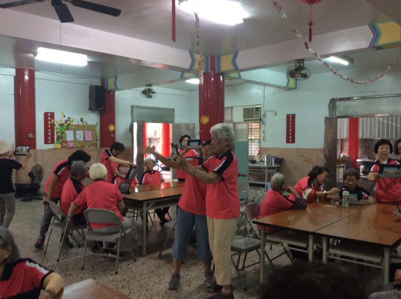 學員第一次不用紙來畫畫，感覺很神奇。