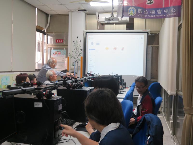 講師與學員認真上課