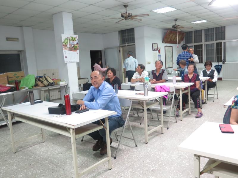 上課中學員專注於畫面