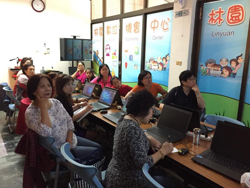 學員們認真聽著講師授課內容，仔細記錄每一步驟