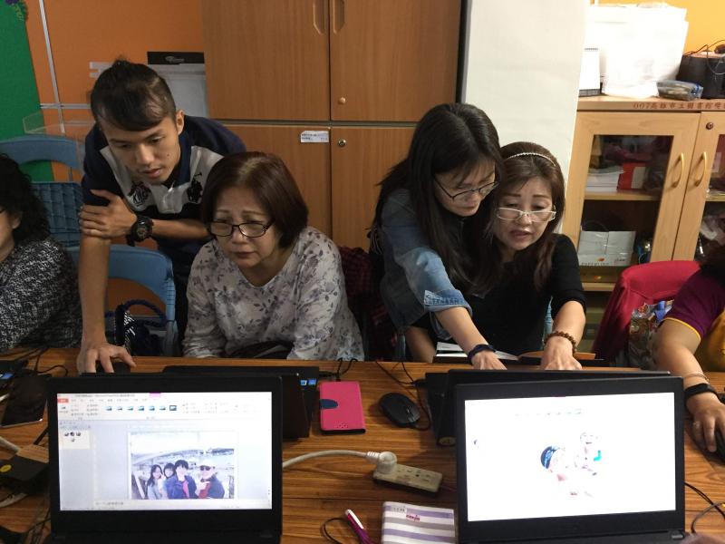 講師與助教協助指導學員操作電腦