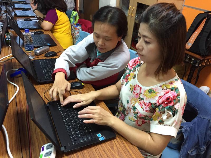 學員互相討論繪圖軟體的操作技巧