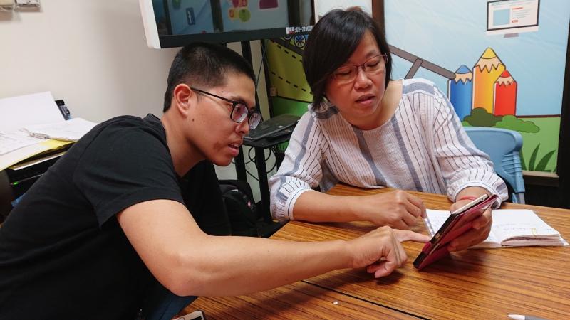 助教協助學員操作APP，應用APP編輯照片