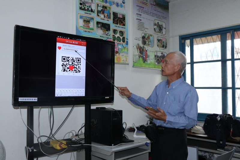 課程中老師講解QRcode軟體的應用的製作，如何加入圖形，讓二維碼更生動。