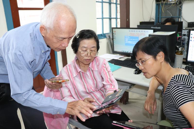 講師指導學員操作二維碼app，加入客家原素。