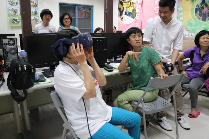 學員第一次體驗VR設備軟體，進入3D空間的感受。