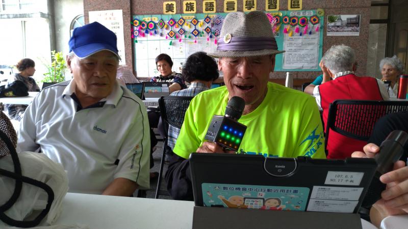 學員運用第一次學習所教的搜尋功能來歡唱卡拉OK~