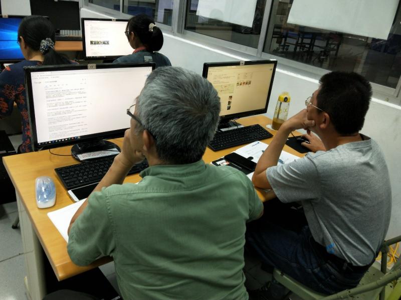 講師與學員正在DOC教室裡上課