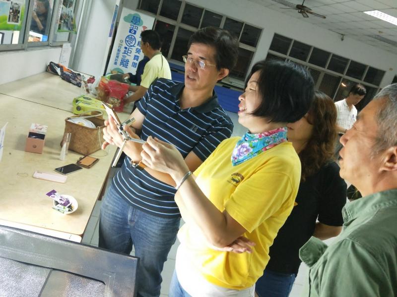 講師一一回答學員的問題，配合現場實際操作