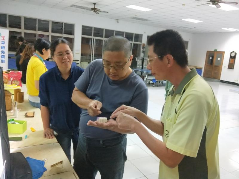 學員正在實際練習拍攝，配合現場拍色特產品拍攝