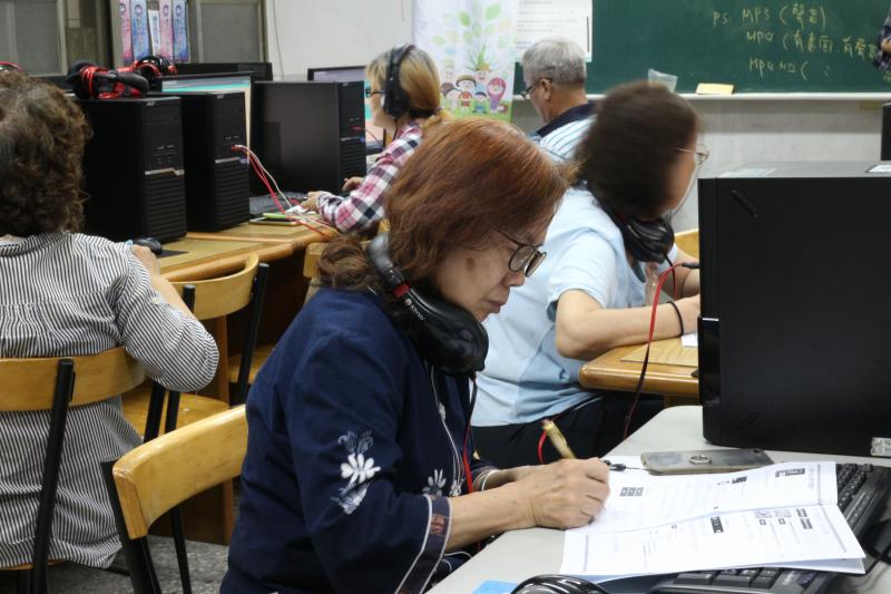 學員認真抄下筆記