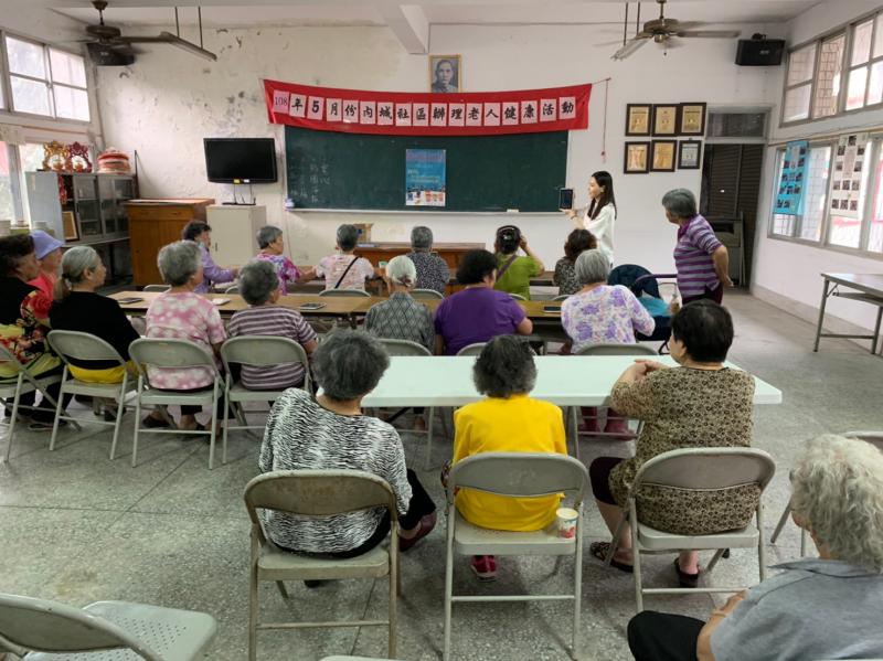 教學員如何操作平板