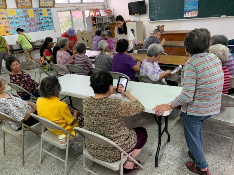 學員使用平板拍照