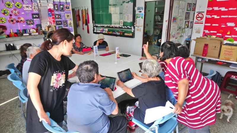 從最基本的平板基礎操作開始教，老師與照服員都很有耐心。