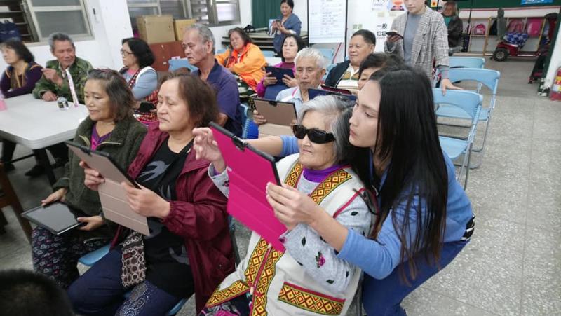 學員慢慢累積了基礎，每一次使用平板影音功能、上網功能、拍照功能