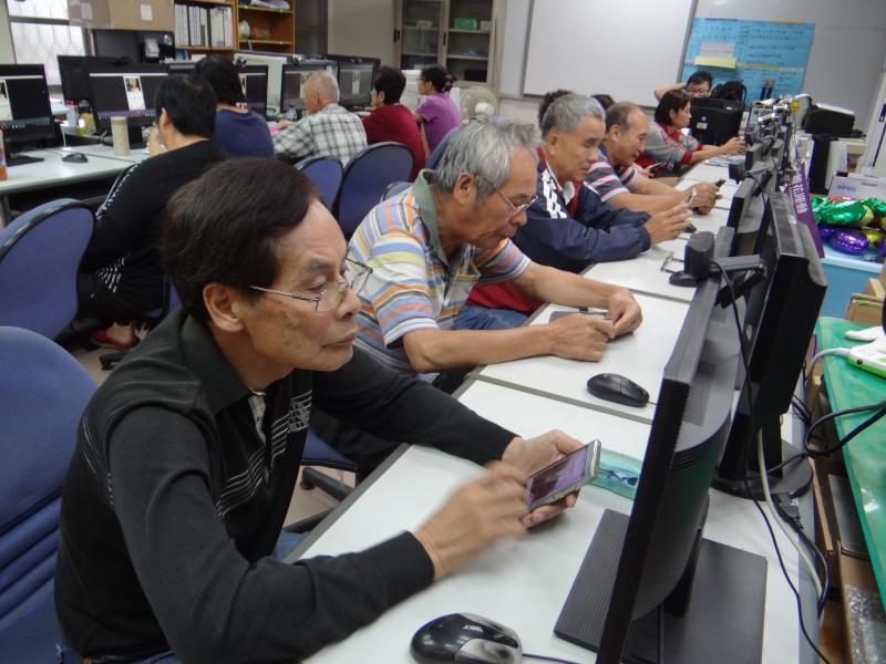 學員們都很認真編輯自己的電子書內文喔！