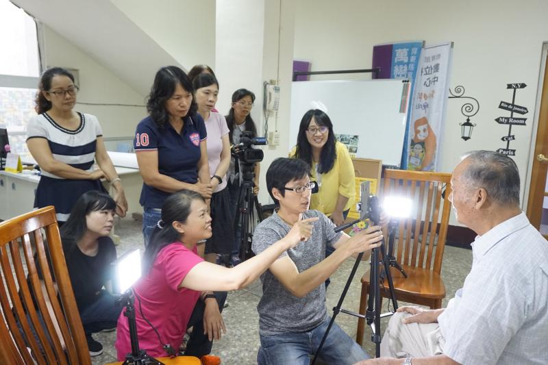 老師將攝影棚帶到萬巒DOC教室裡，教學員們如何拍出大頭照