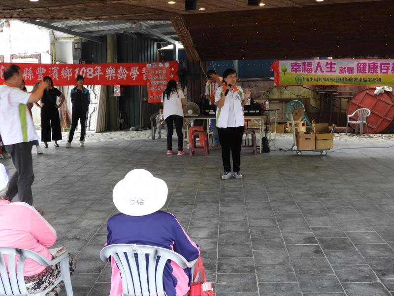 在貓公文化健康站我們請到健康保險局在站上講解什麼是健康存褶，告訴學員們健康存褶非常的方便!