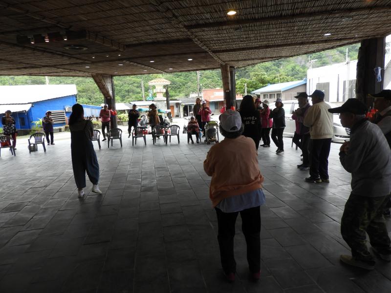 在等待登入健康存褶的時間，請文化健康站的照服員帶動學員運動!