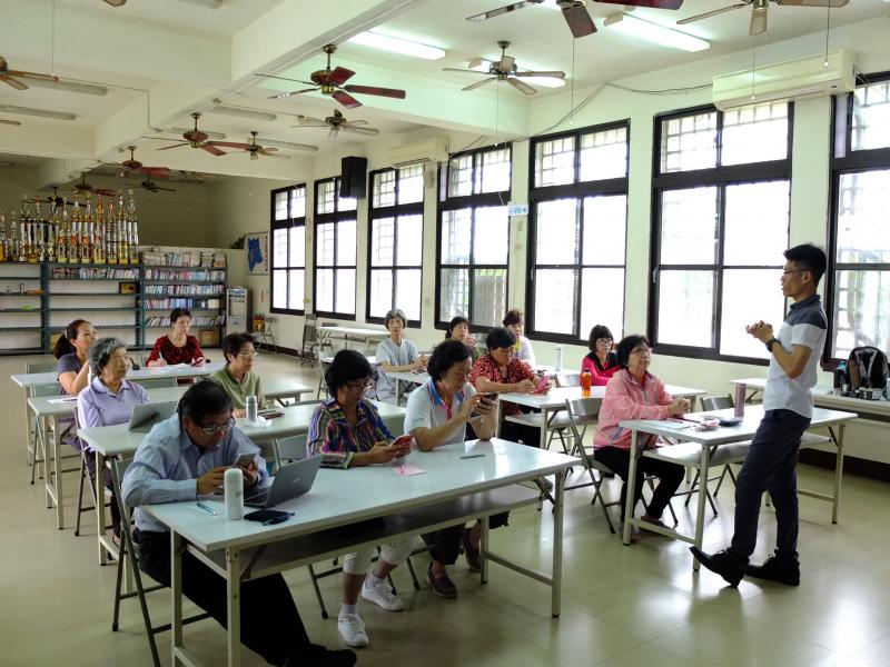 講師向西湖學員介紹能讓生活好用又便利的APP