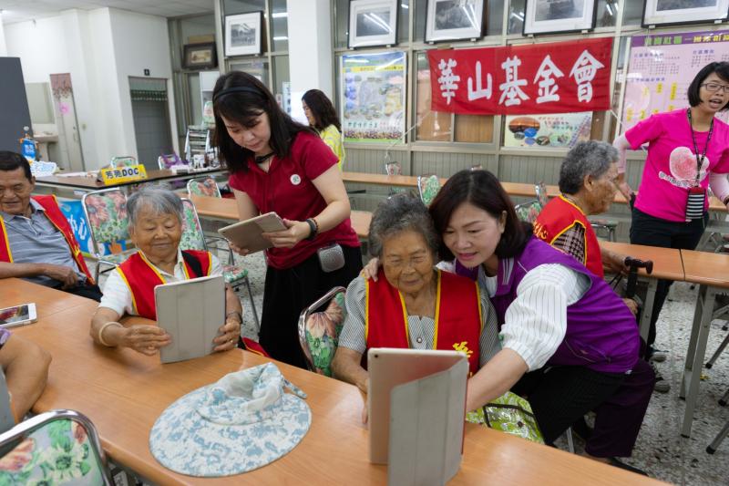 學員認真操作APP，選出自己喜歡的圖，並拍攝出來，列印出成果。