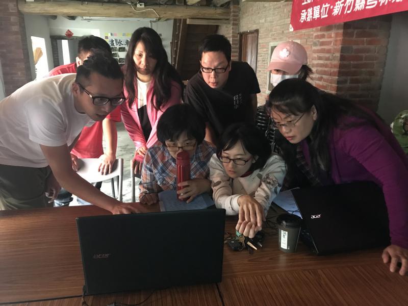 學員們一同請教講師威力導演功能使用，講師細心解說。