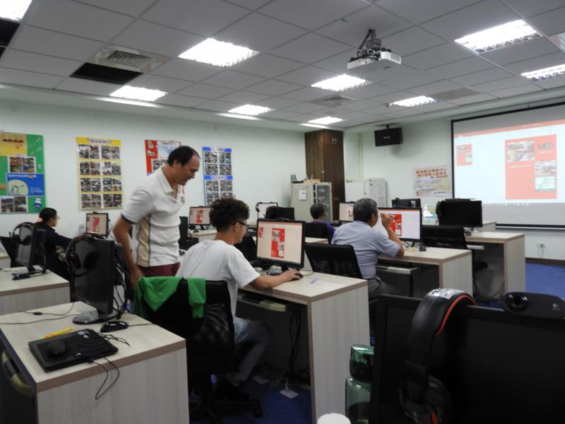 學員們舉著辦公室達人基礎班的海報，站在的前方與講師合影。