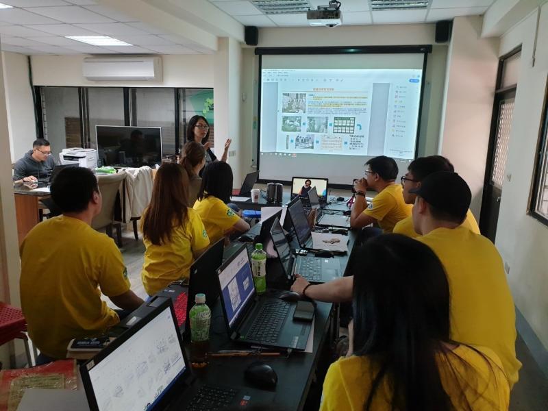 DOC的講師站在投影幕右前方，面對學員說明定格動畫的前置作業。