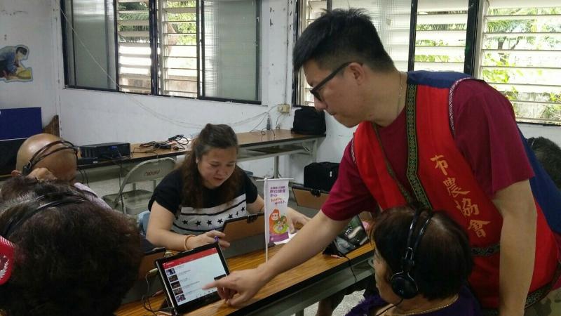 講師教導並且幫助學員搜尋影片並且點選。