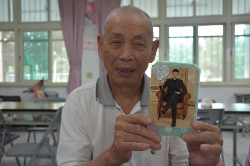 完成的寫真集，阿公很開心