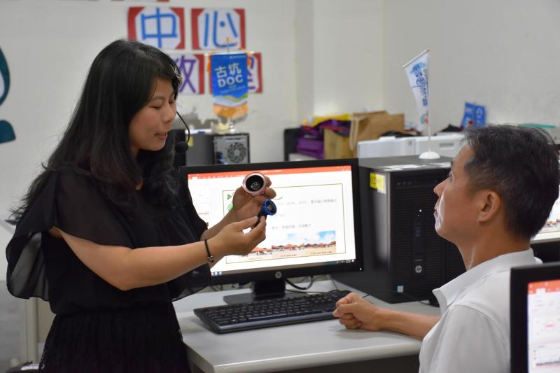 介紹微距設備，功能、拆卸、如何放置手機上