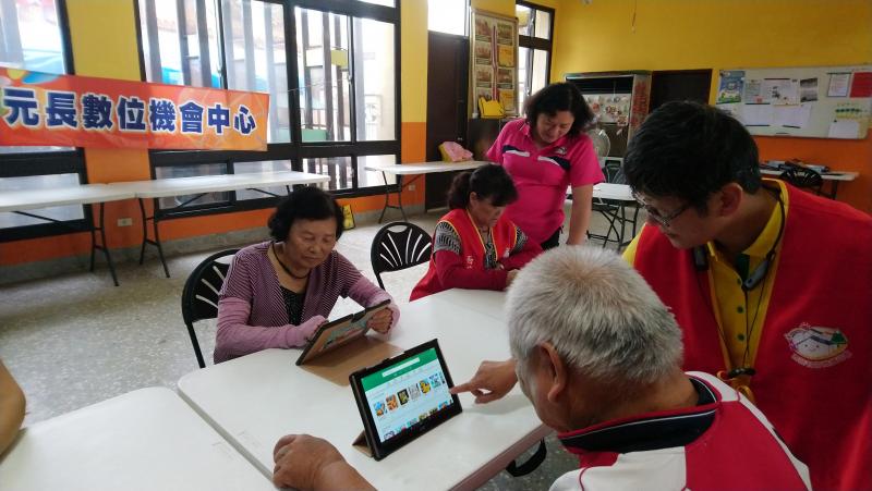 志工協助長輩下載app程式