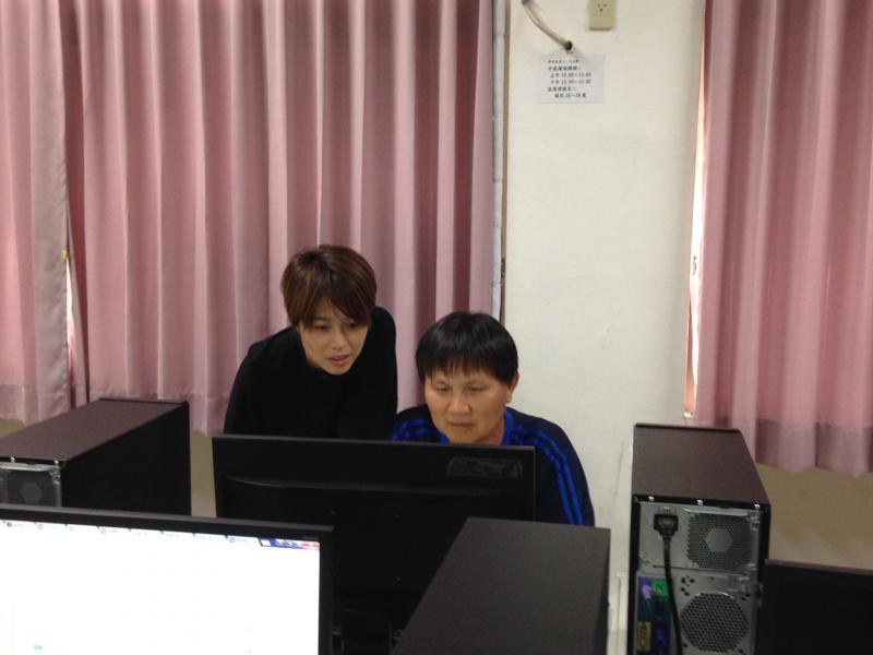 助教協助學員操作