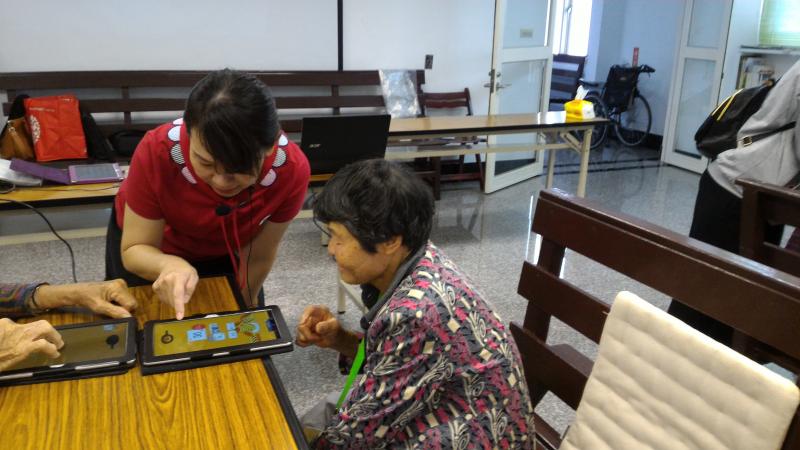 講師指導長輩如何靈活的運用手指頭去操作平板電腦