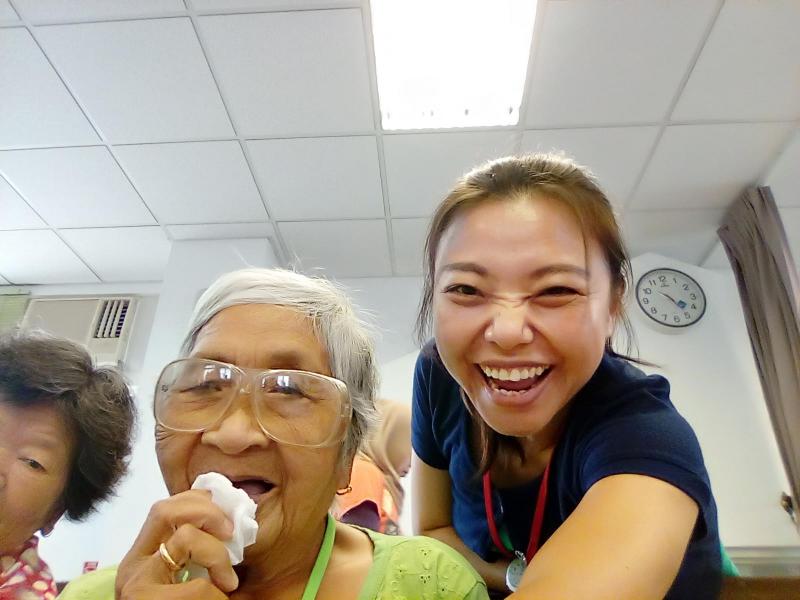 學員練習使用平板電腦拍照及自拍