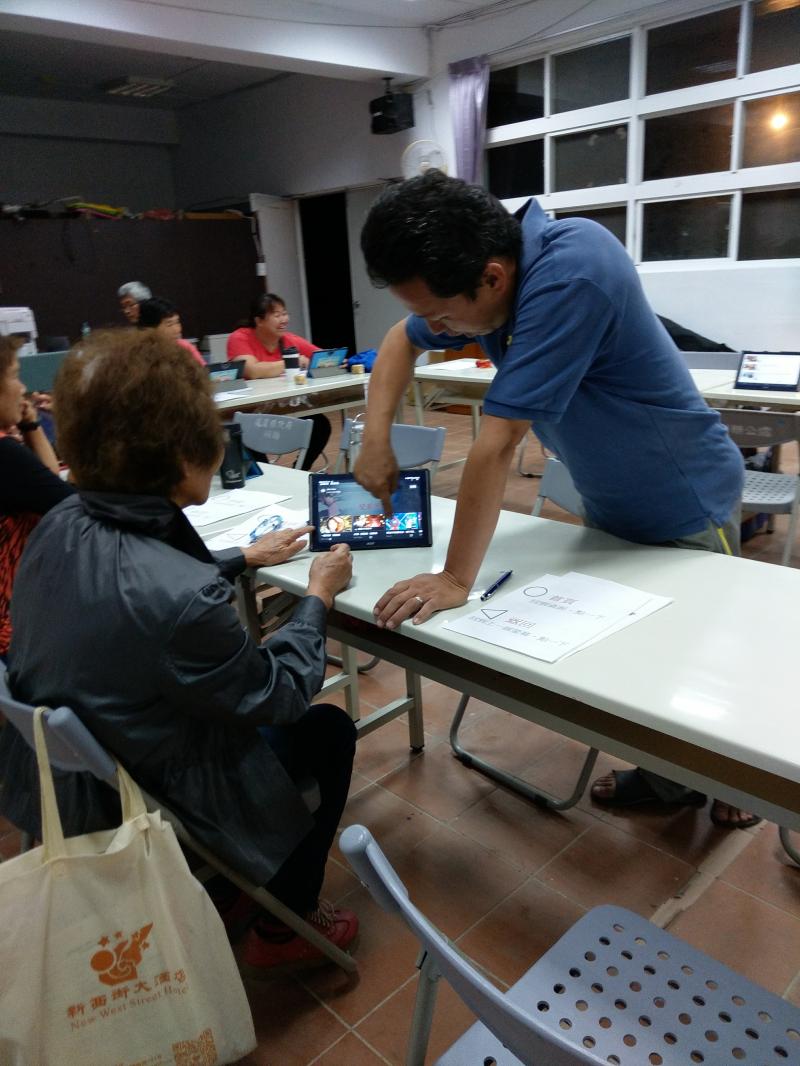 教導學員使用平板上的APP功能操作