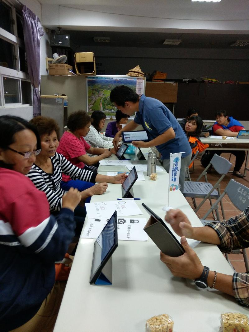 講師教導學員利用APP程式上的麥克風講出自己要表達的語言˙