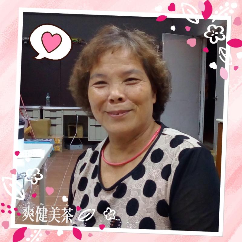 學員與學員之間使用平板拍出照片，利用APP美圖秀秀後製邊框