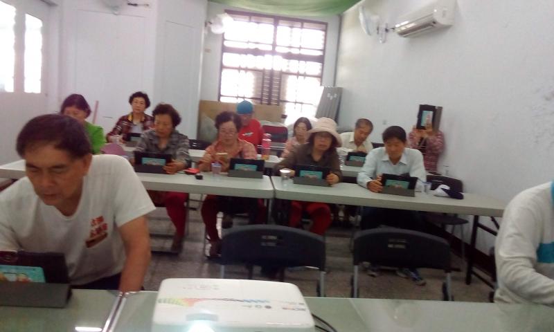 永鎮廟活動中心第一次上DOC平板課