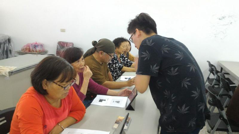 老師細心教學各項操作