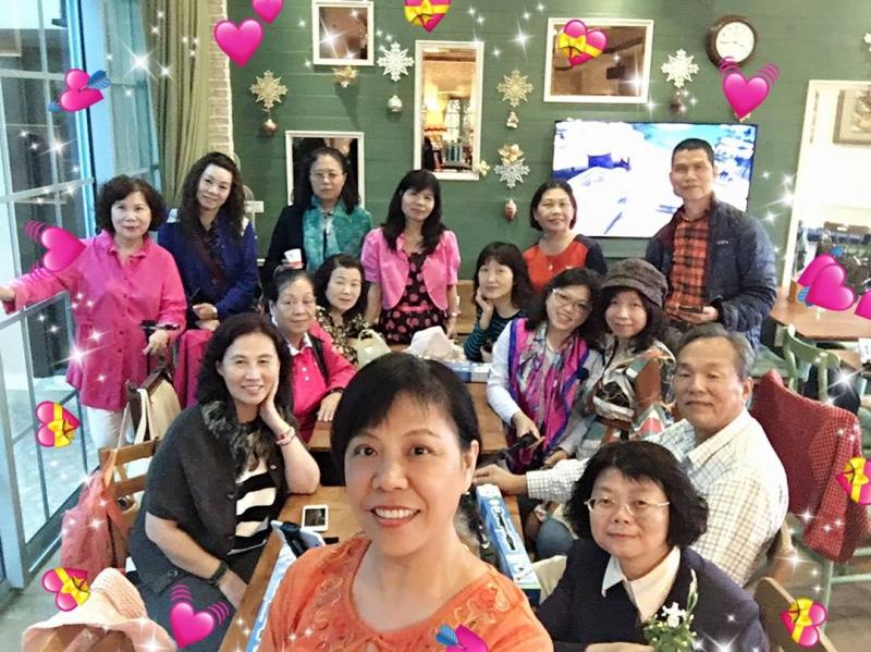 洪老師教導使用自拍棒的技巧並高興的與學員合影