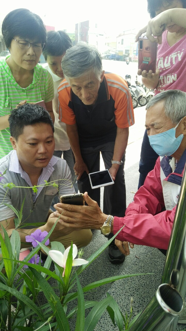 老師上課實際移地到教室外面，講解如何操作APP