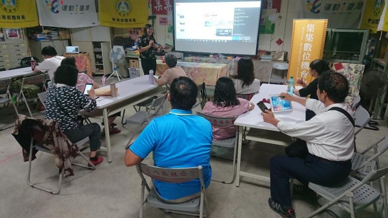 上課的認真畫面