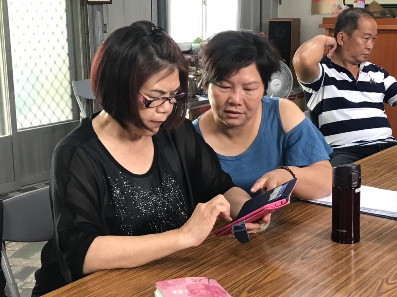 學員互相討論老師教的內容