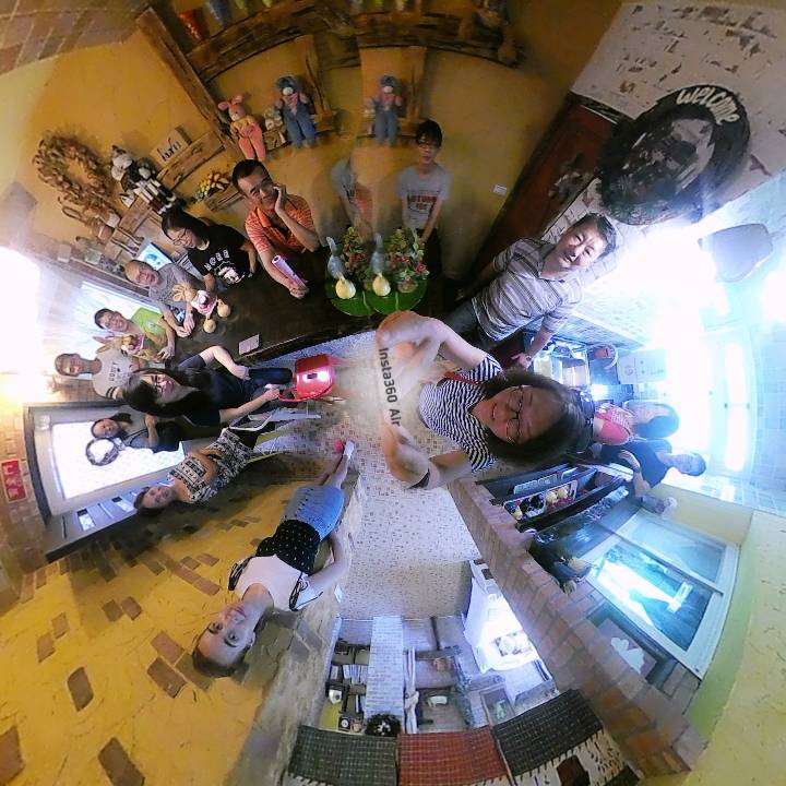 利用環景相機以360度的俯角拍攝房間的每一處，使學員及講師都入鏡。