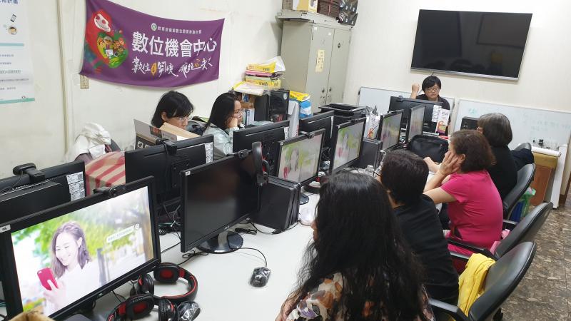 講師正以電腦投影的方式展示支付功能，配合上講解使學員明瞭其的方便性。