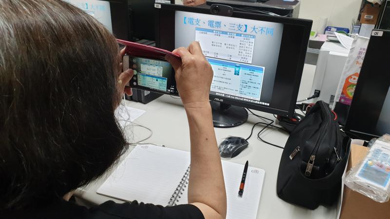 努力好學的學員將講師的投隱片內容藉由拍照的方式記錄下來。