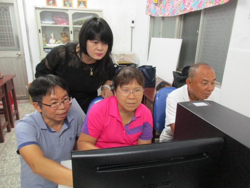 講師說明影片如何剪輯 學員專注學習