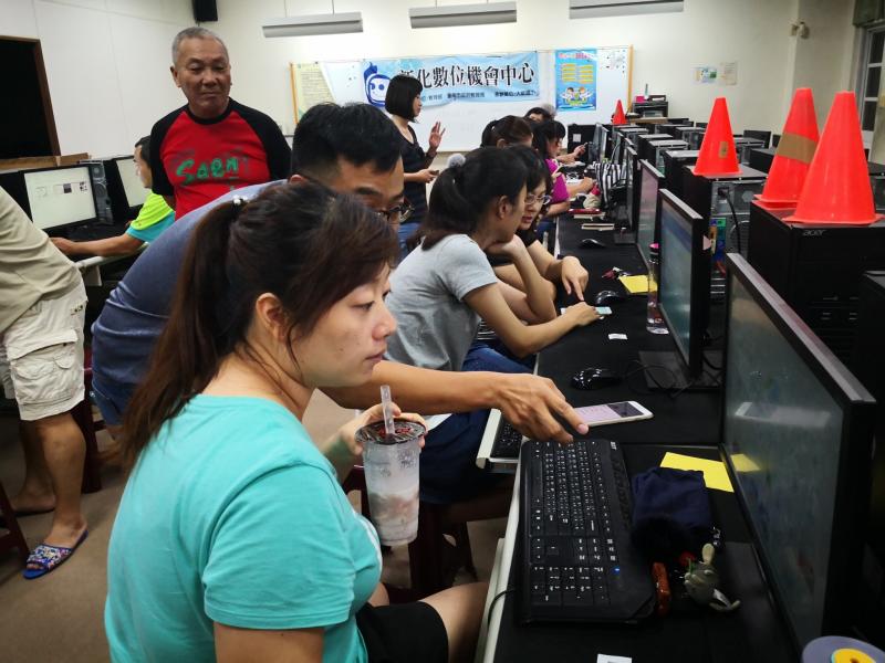 認真的學員，再詢問老師更專業的操作。