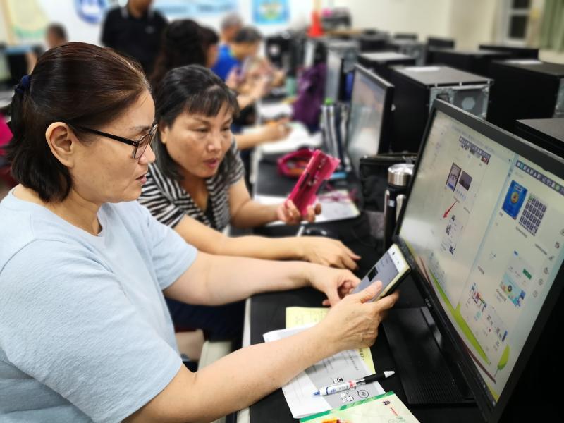 學員也可以當小老師，協助員操作流程